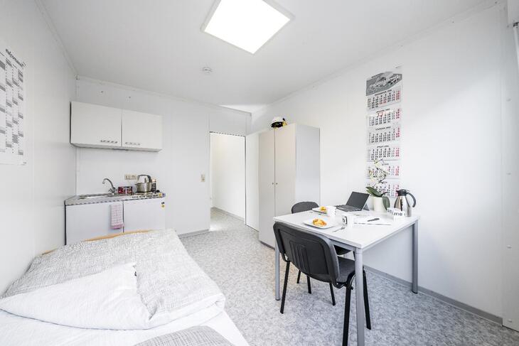 Große Wohncontaineranlage mit Schlafbereich und Küche