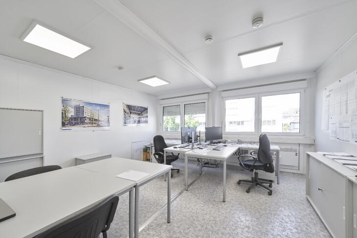 Bürocontainer mit zwei Schreibtischen und Bürostühlen