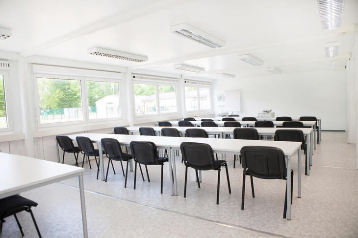 Wohncontainer mit Tischreihen