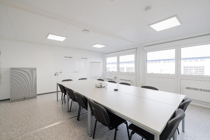 Aufenthaltscontainer mit Konferenztisch