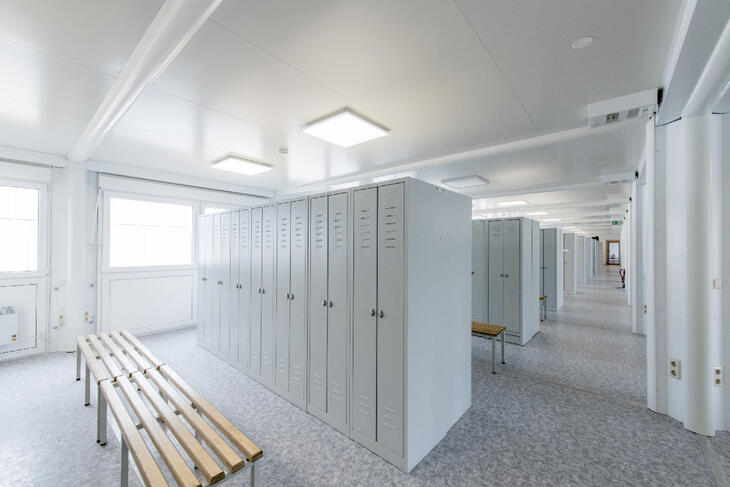 Umkleidecontainer für Mannschaften mit Schränken und Bänken