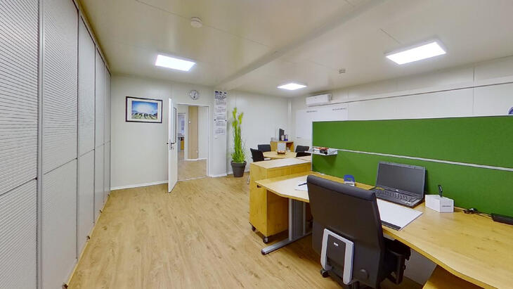 Bürocontainer mit Trennwand