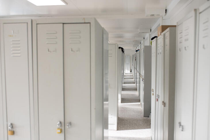 Umkleidecontainer mit Flur und Spinden