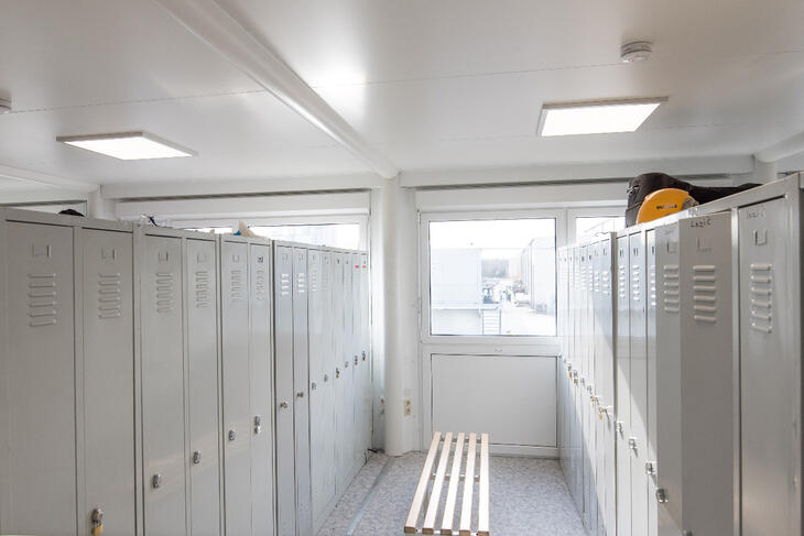 Umkleidecontainer mit Sitzbank und Spind