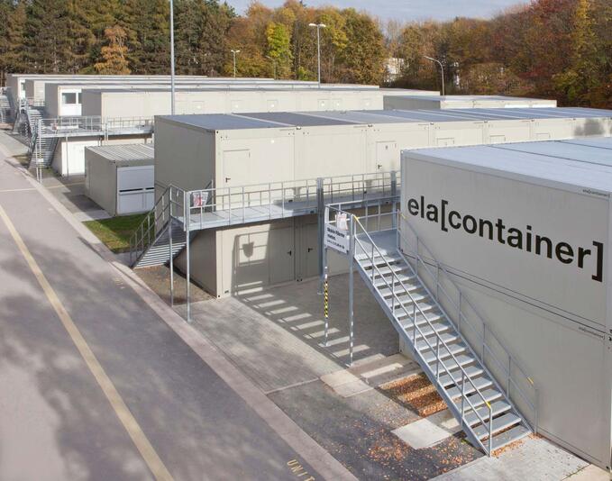 Große Wohncontaineranlage von Außen mit ELA Schriftzug