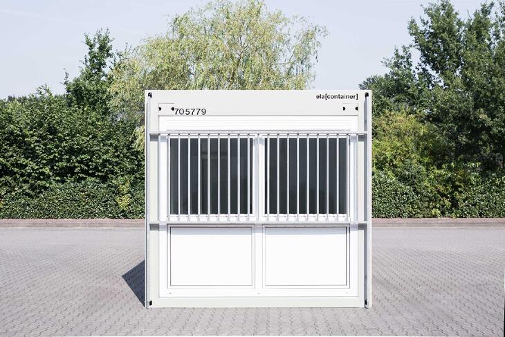 Lagercontainer mit Gitter vor Fenster