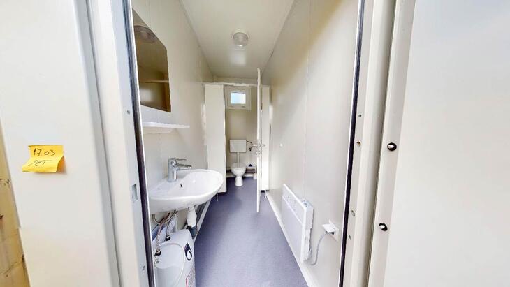 Sanitärcontainer mit Waschbecken und Toilette