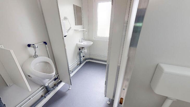 Sanitärcontainer mit Pissoir