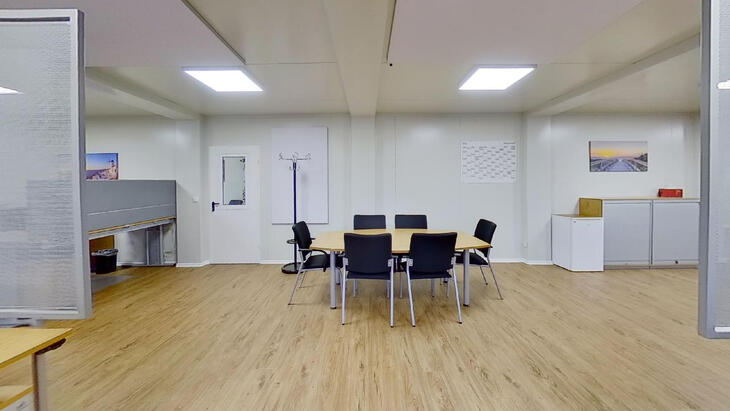 Bürocontainer mit einem Meetingtisch