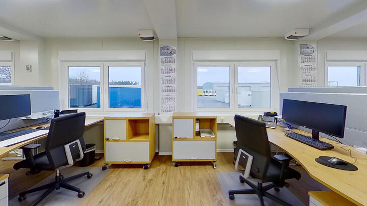 Bürocontainer mit Tischen und Containern