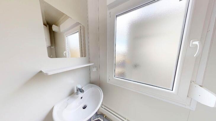 Sanitärcontainer Waschbecken mit Fenster