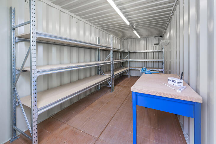 Container-innenansicht-mit-Tisch-und-Lagerregal