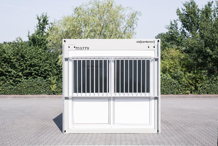 Container-von-Außen-mit-Gittern-vor-den-Fenstern