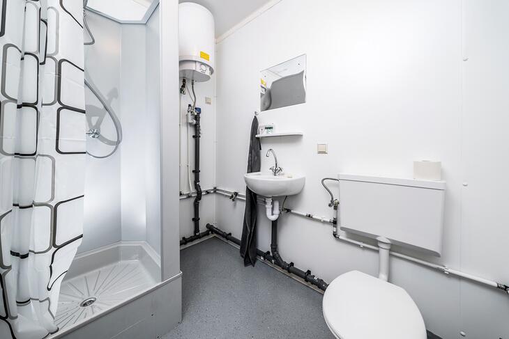 Badezimmer von innen mit Dusche und WC Badezimmer von innen mit Dusche und WC