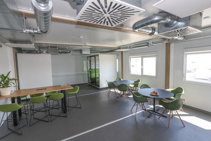 Aufenthaltsraum innen mit grünen Stühlen Aufenthaltsraum innen mit grünen Stühlen
