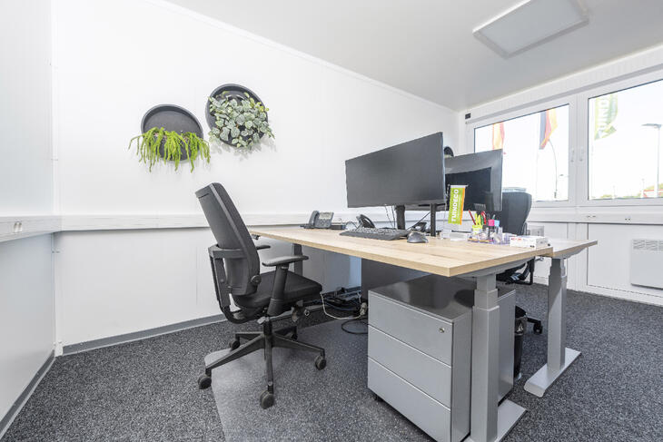 Bürocontainer-von-innen-mit-ausgestattetem-Tisch Bürocontainer-von-innen-mit-ausgestattetem-Tisch