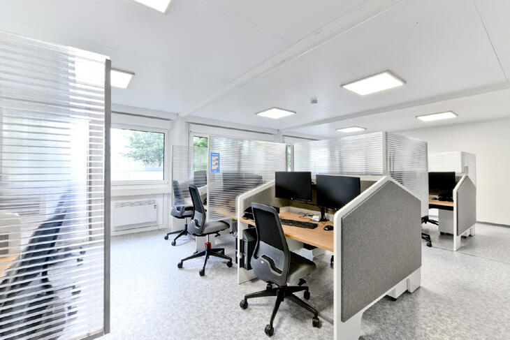 Bürocontainer-von-innen-mit-ausgestatteten-Tischen-und-Trennwänden Bürocontainer-von-innen-mit-ausgestatteten-Tischen-und-Trennwänden