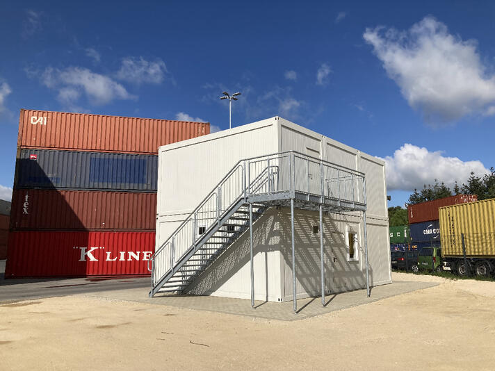 6er Baucontaineranlage von außen mit außenliegender Treppe