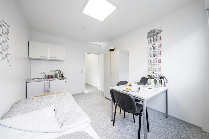 Container mit Küche, Tisch und Bett Container mit Küche, Tisch und Bett