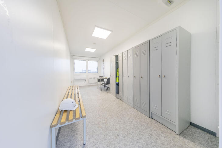 Container-mit-Spinden-und-Bänken Container-mit-Spinden-und-Bänken