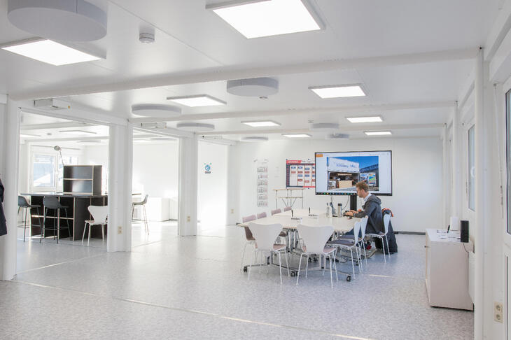 Großraum aus mehreren Containern von innen