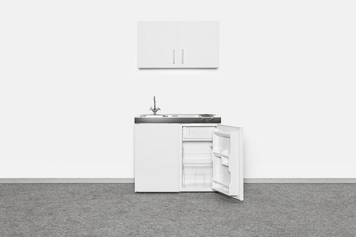 Waschbecken, Kühlschrank und Hängeschrank Waschbecken, Kühlschrank und Hängeschrank