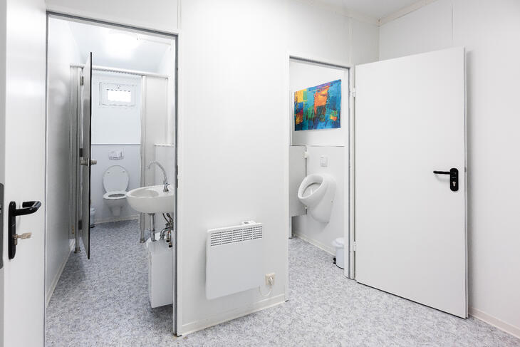 Sanitärcontainer-von-innen-mit-blick-auf-2 wcs mit waschbecken