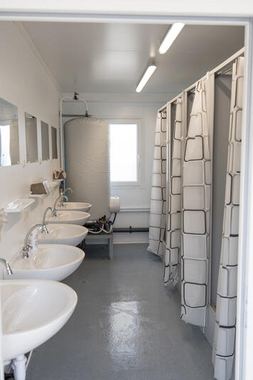 Sanitärcontainer-von-innen-mit-blick-auf-duschen und waschbecken