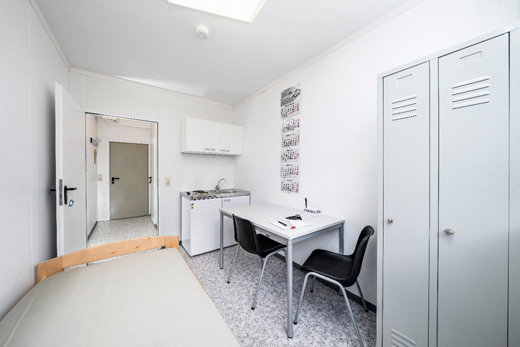 Wohncontainer innen mit Bett, Küche , Tisch und Schrank Wohncontainer innen mit Bett, Küche , Tisch und Schrank