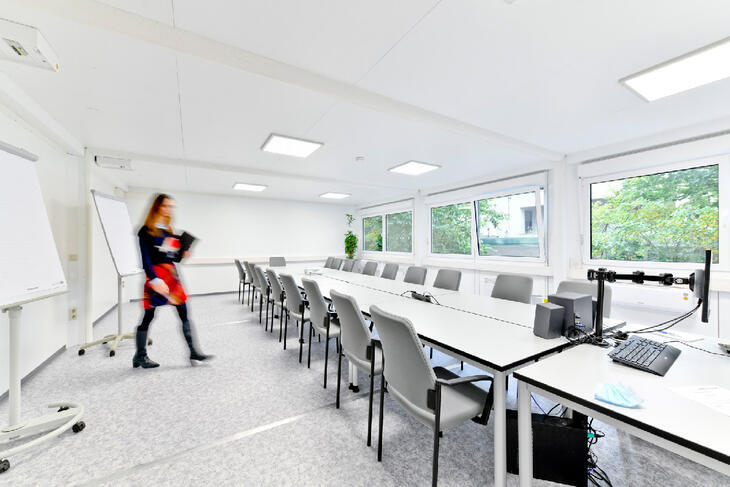 Bürocontaineranlage von Innen mit Tisch