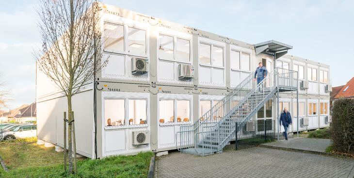 Große-Schulanlage-außenansicht