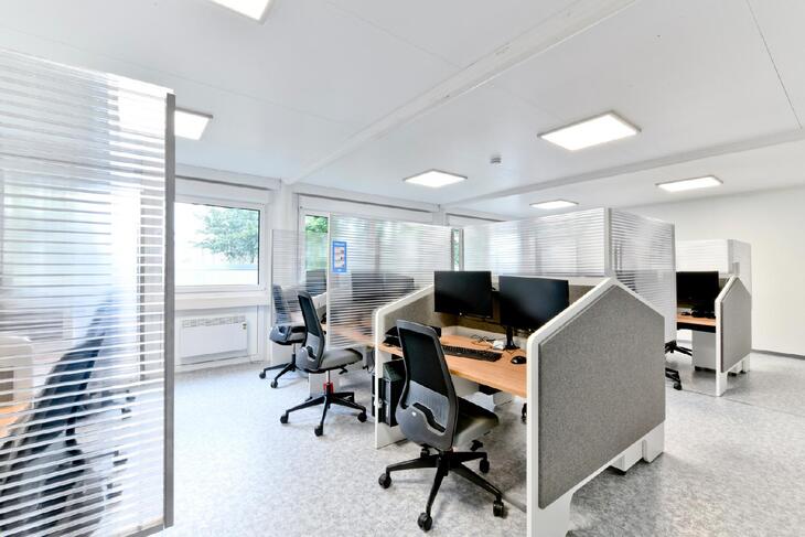 Bürocontainer Arbeitsplätze mit Sichtschutz