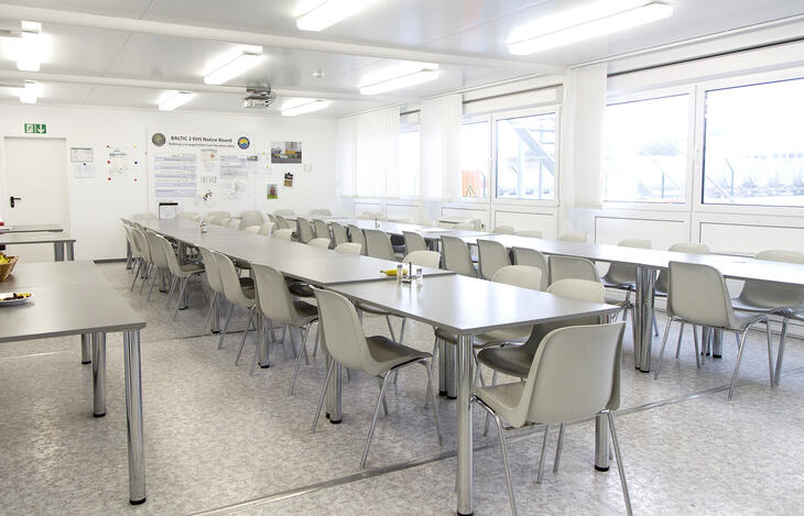 Große Tische im Mannschaftscontainer