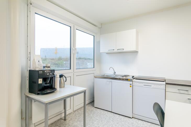 Einbauküche im Mannschaftscontainer mit Kaffeemaschine