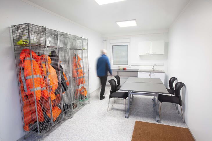 Mannschaftscontainer von Innen mit Tischen, Küche und Spind
