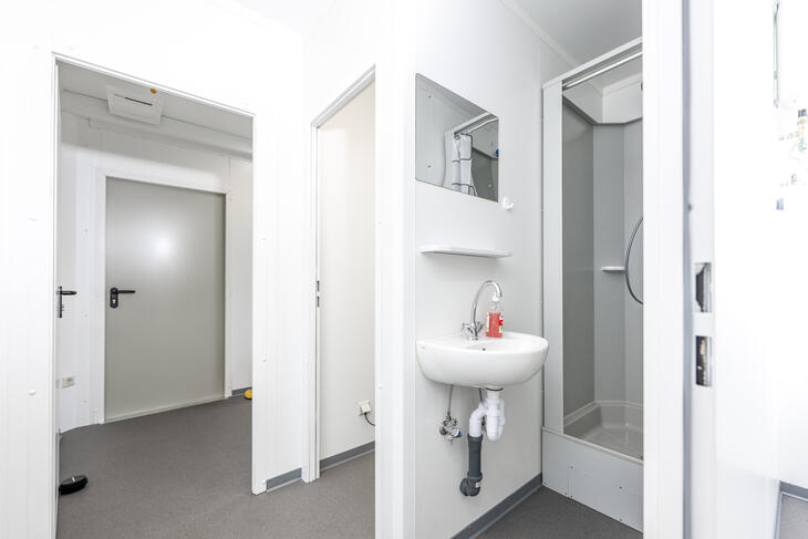Schwarz Weiß Container zur Miete mit Dusche
