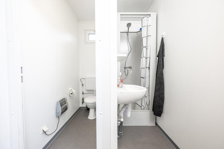 Schwarz Weiß Container Toilette mit Dusche zur Miete