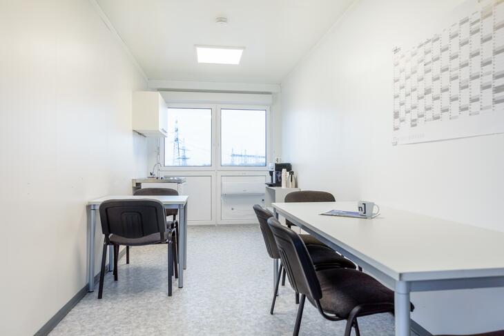 Tische im Mannschaftscontainer