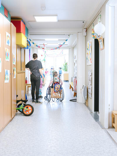 Innenansicht Flurystem Schulcontainer barrierefrei - ELA Container