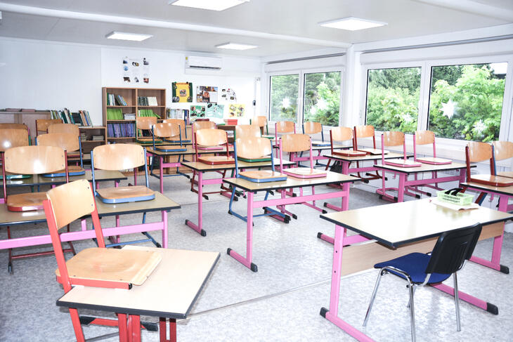 Klassenzimmer mit klassicher Grundschul-Ausstattung - ELA Container