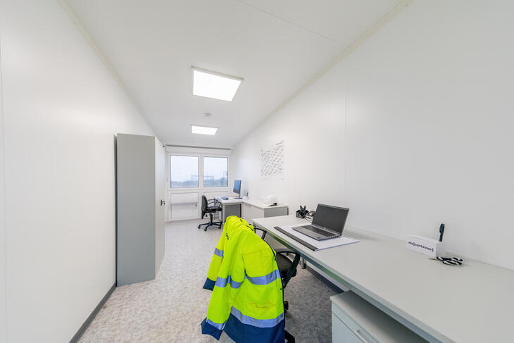 Bürocontainer innen mit Warnweste