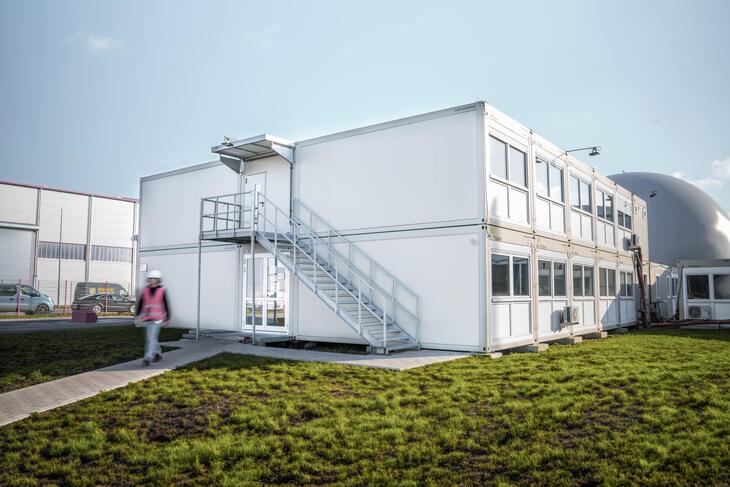 Containeranlage ELA Energieunternehmen Seitenansicht