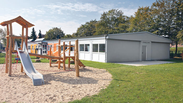 ELA Container - Kindergarten Ansicht außen mit Klettergerüst