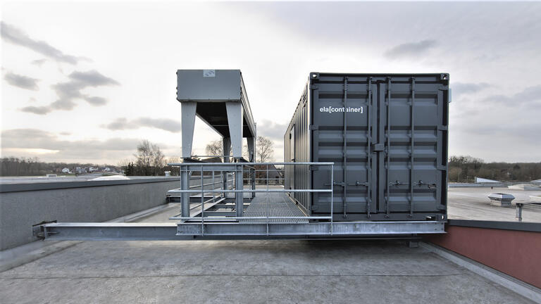 Container auf dem Dach eines Gebäudes