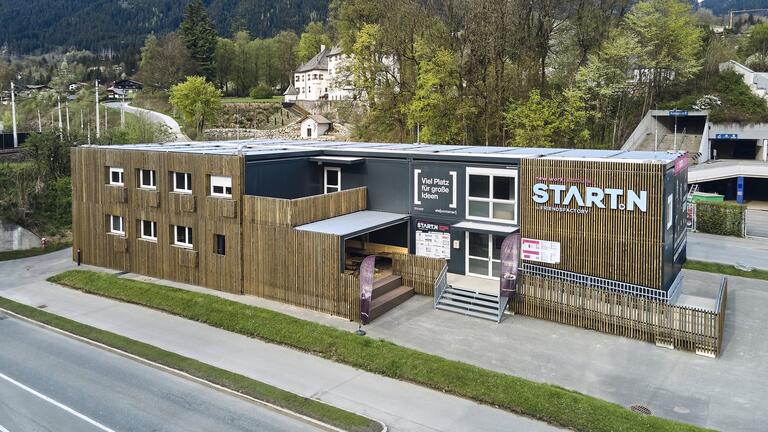 Individuelle Containeranlage als Coworking-Space
