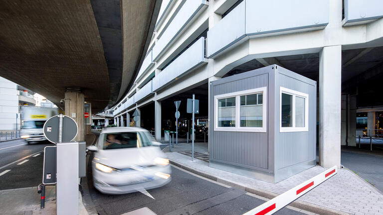 Pförtnercontainer zur Miete am Flughafen Düsseldorf mit Schranke