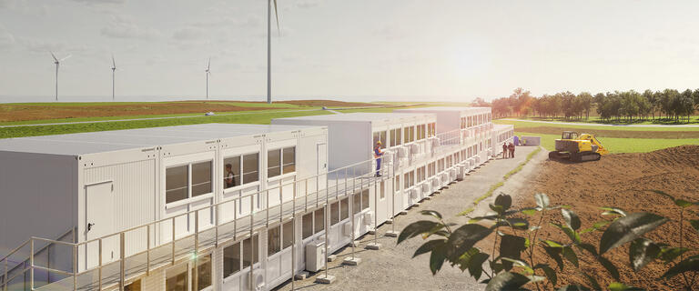 Containeranlage am Rande eines Windparks